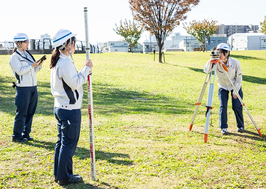 女性技術者の現場作業